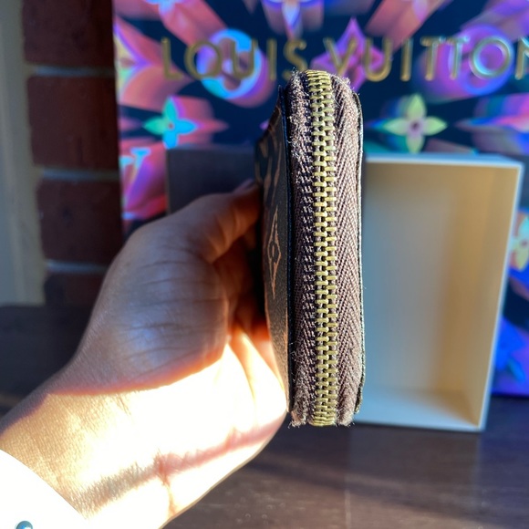 LV - 6 Key w/ zipper - Picture 10 of 15